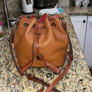 EUC Authentic Dooney&Bourke Aimee Pebbled Grain leather Bucket Bag Crossbody